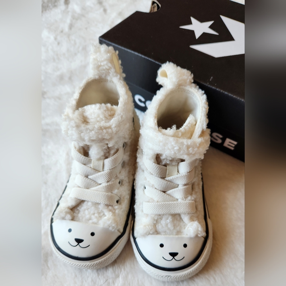 LIKE NEW Converse Cream Sneakers Timeless Design